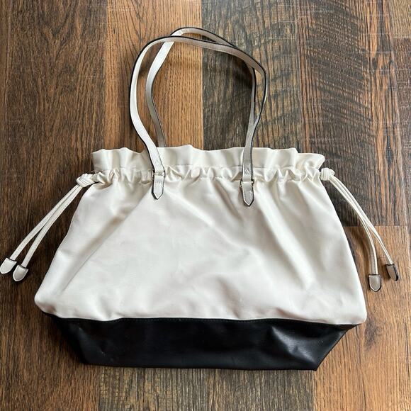 Victoria’s Secret Black & White Drawstring Tote Bag Pink Interior Floral Charm - Picture 2 of 10